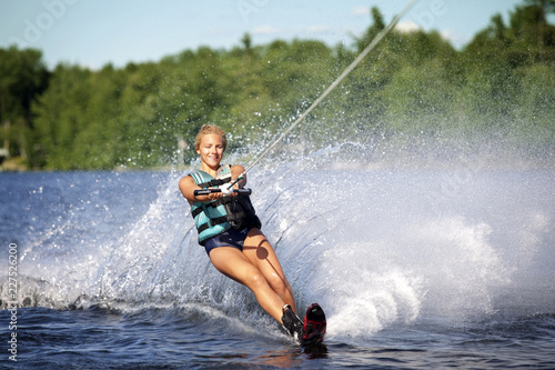 Foto Young woman wakeboarding on river