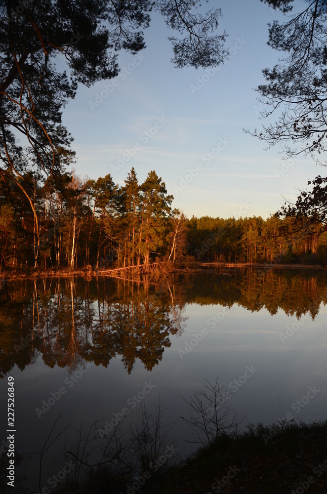 Fototapeta premium Abendstimmung am See, mit Spiegelung