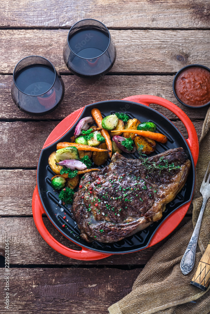 Fototapeta premium Beef steak with tomato sauce and red wine