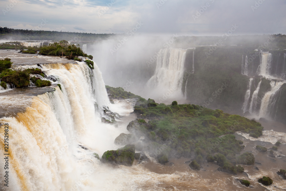 Fototapeta dramatyczny zapierający dech w piersiach krajobraz wodospadów Iguazu