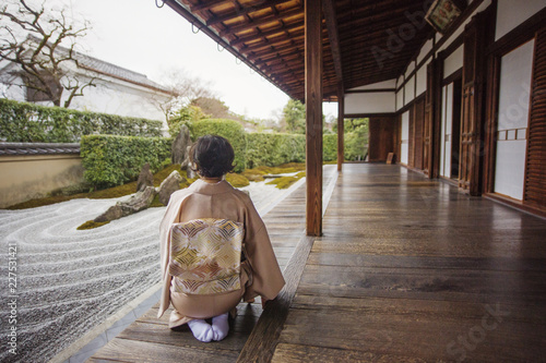 Quadro su tela Rear view of woman in Japanese rock garden