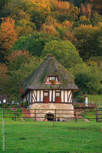 Papier peint Chaumière dans le marais vernier en automne, Normandie