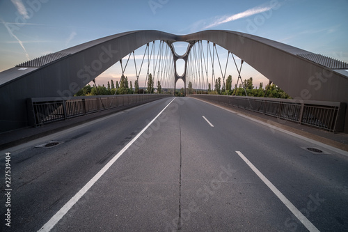 Fototapeta Naklejka Na Ścianę i Meble -  Osthafenbrücke, Frankfurt