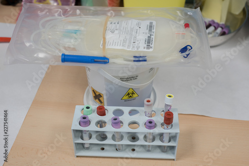 sacche di sangue e provettte in un Centro Trasfusionale