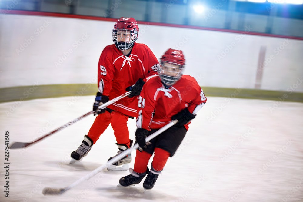 Fototapeta premium Hockey youth boys players on ice.