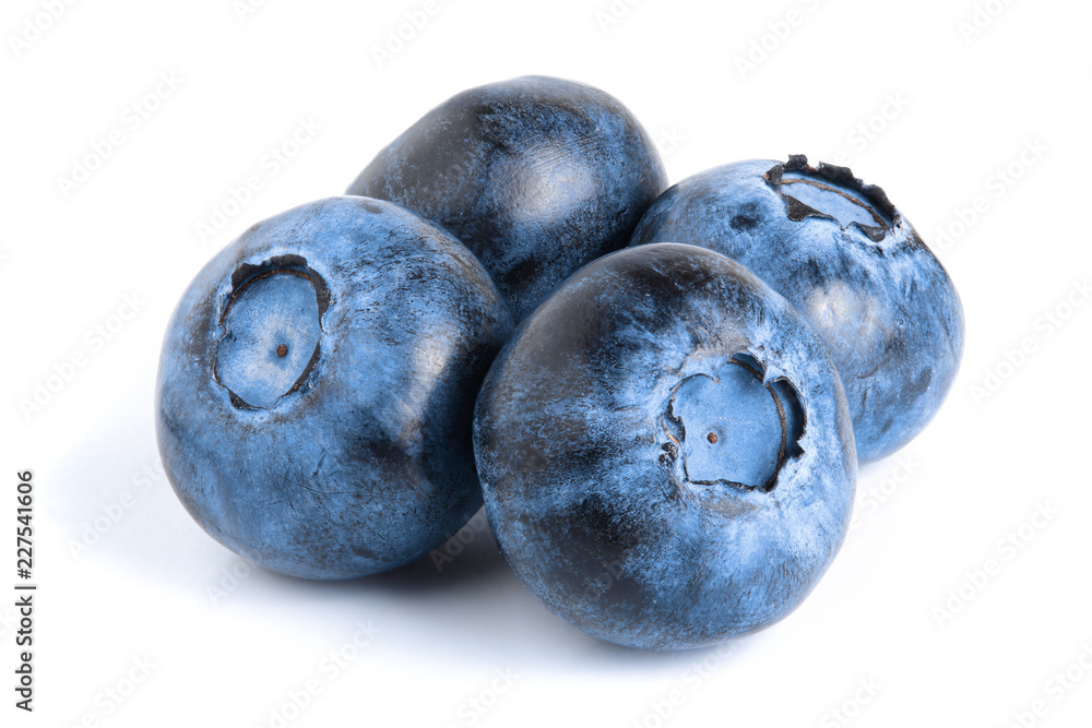 Obraz premium świeże dojrzałe jagody na białym tle