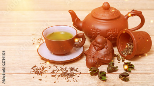 Зеленый чай в чашке с чайником