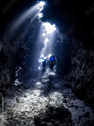 Taucher in Höhle im Roten Meer in Ägypten