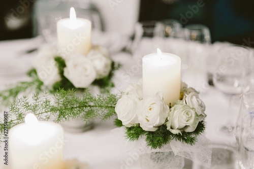 Decoration of the centerpieces of a wedding with the cutlery and vintage details.