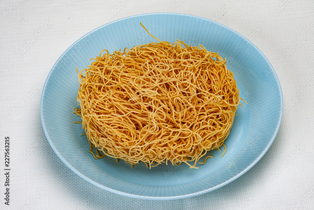 中華揚げ麺 揚げ麺の食材写真 家庭料理 Stock Photo Adobe Stock