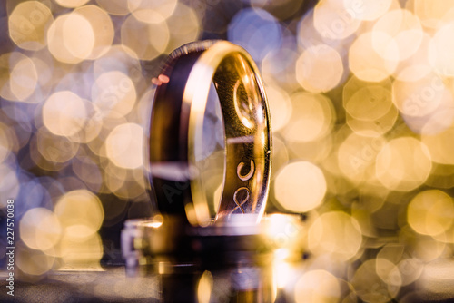 wunderschöne Eheringe aus gold mit Bokehlichtern