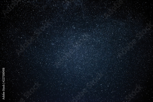 Nocne niebo z gwiazdami i galaktyką w przestrzeni kosmicznej, tło wszechświata