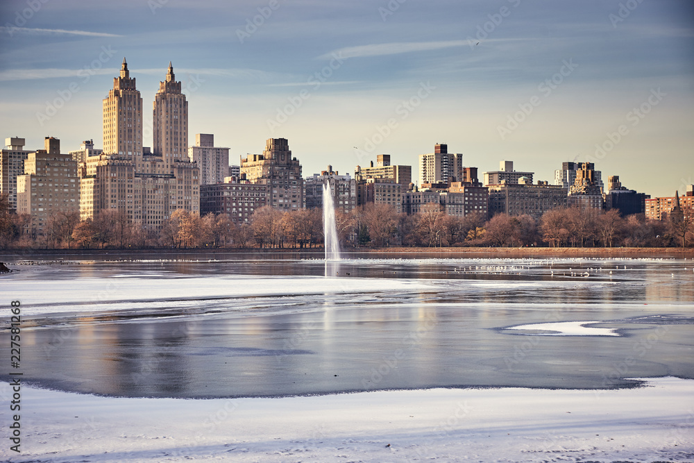 Fototapeta premium fountain in Jacqueline Kennedy Onassis Reservoir in winter season