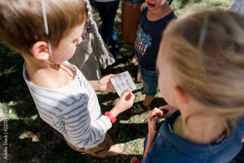 kids reading note to find treasure