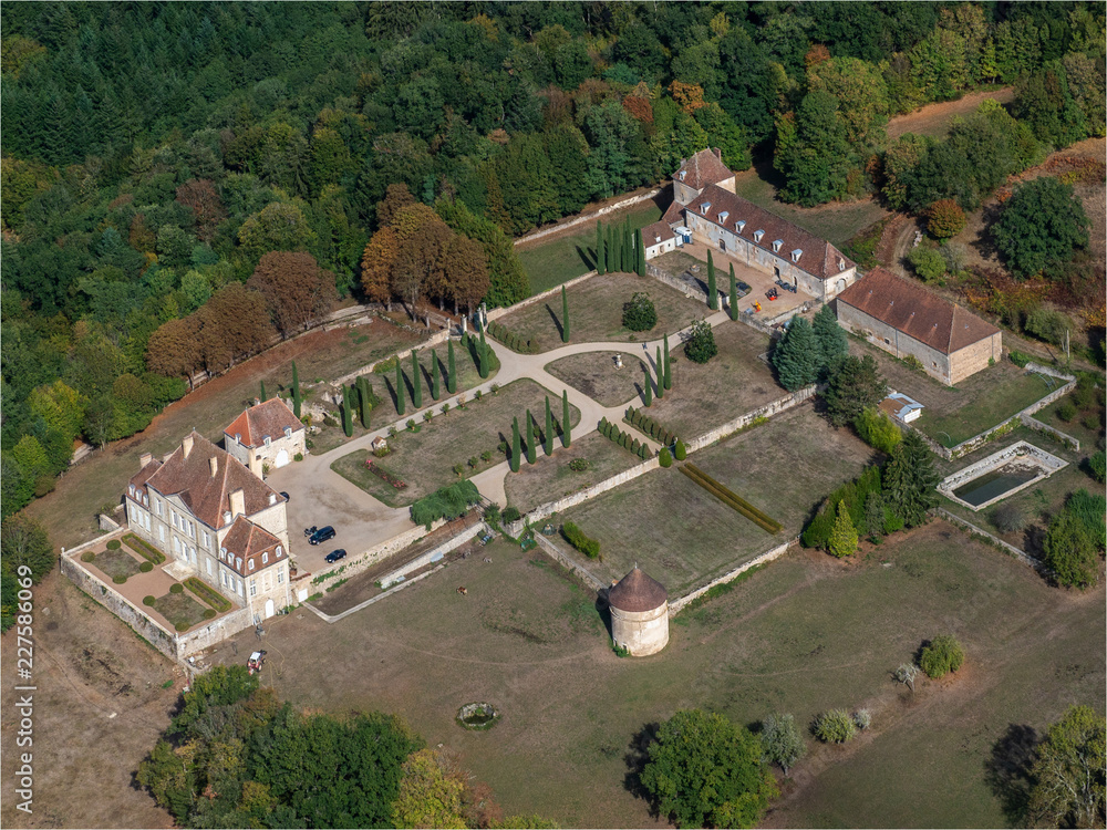 Fototapeta premium vue aérienne du château de Marrault dans le département de la Nièvre en France