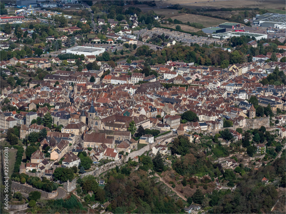 vue aérienne de la ville d'Avallon dans le département de la Nièvre en France