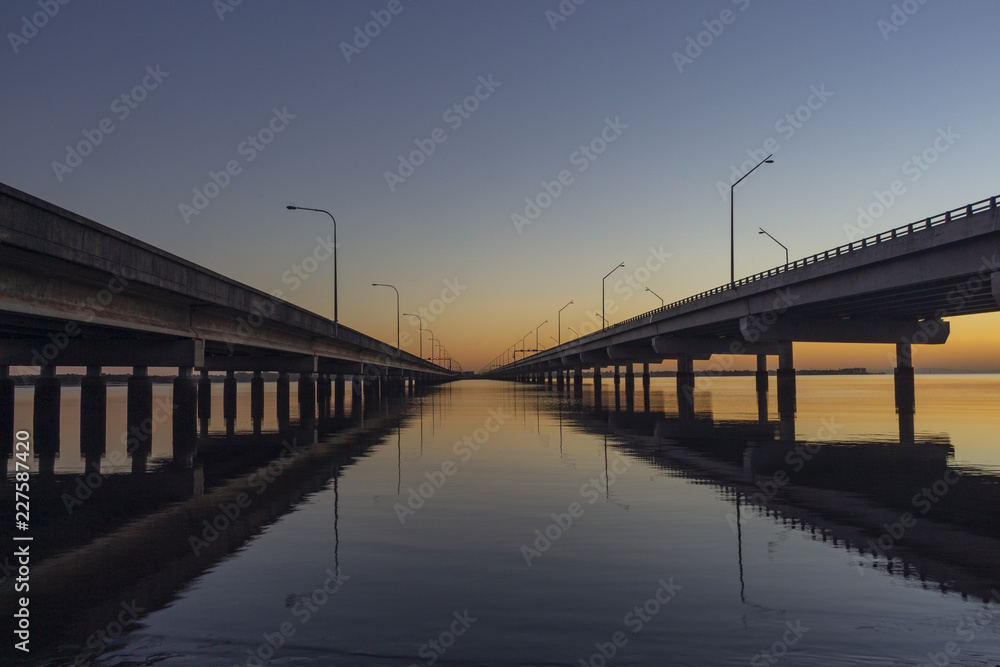 Obraz premium bridge at sunset