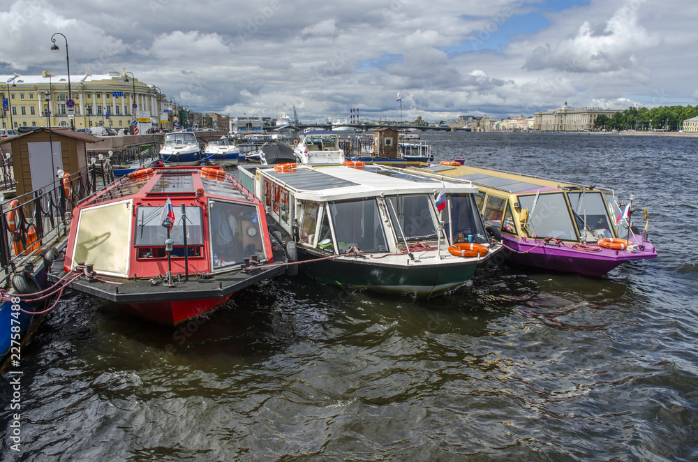 Naklejka premium Pleasure boats at the pier Admiralty embankment, St. Petersburg