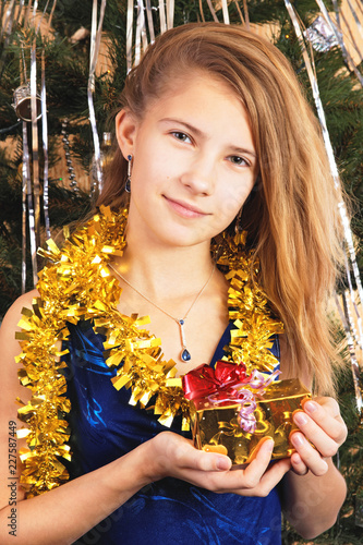 Obraz na płótnie Beautiful happy teen girl holds before itself a Christmas gift w salonie