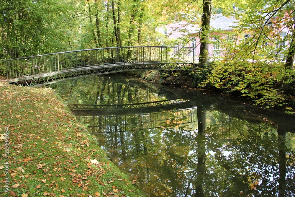Herbstzeit: Bäume und Blätter spiegeln sich im Fluß Herbstzeit: Bäume und Blätter spiegeln sich im Fluß