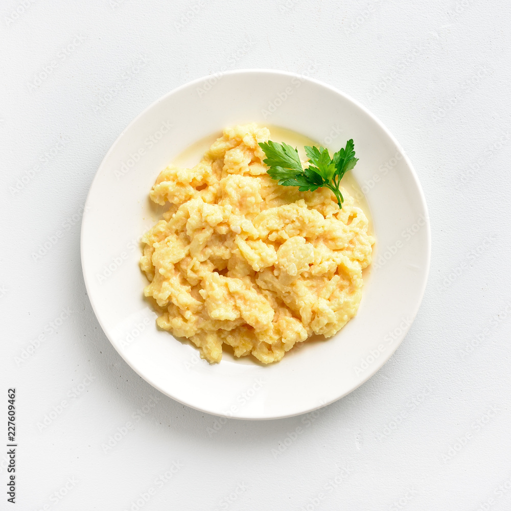 Scrambled eggs on plate