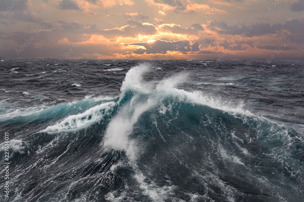 Naklejka premium fala morska podczas burzy w Oceanie Atlantyckim