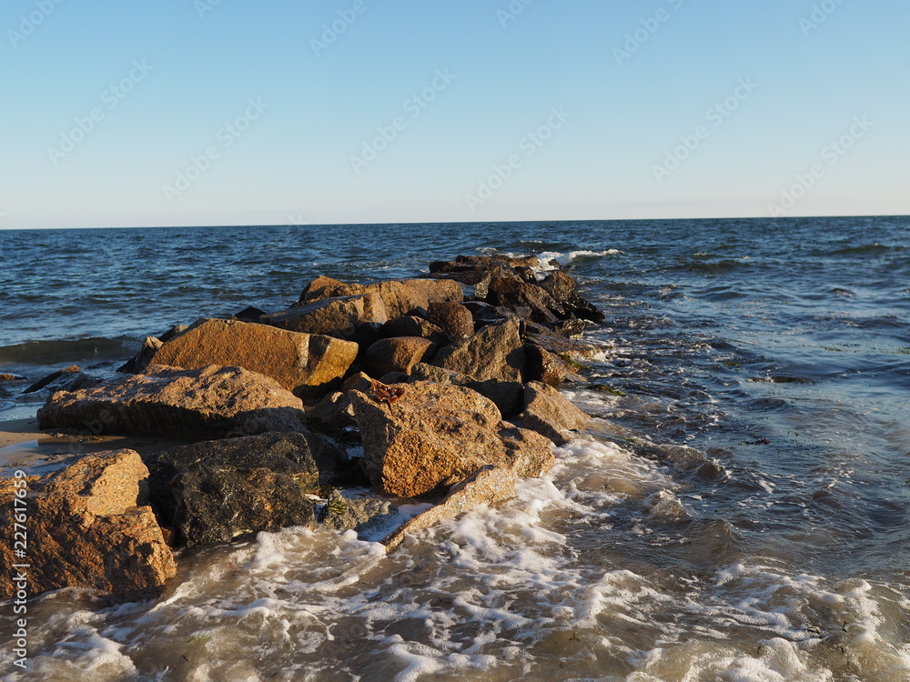Steinbuhnen am Strand auf Cape Cod, Massachusetts