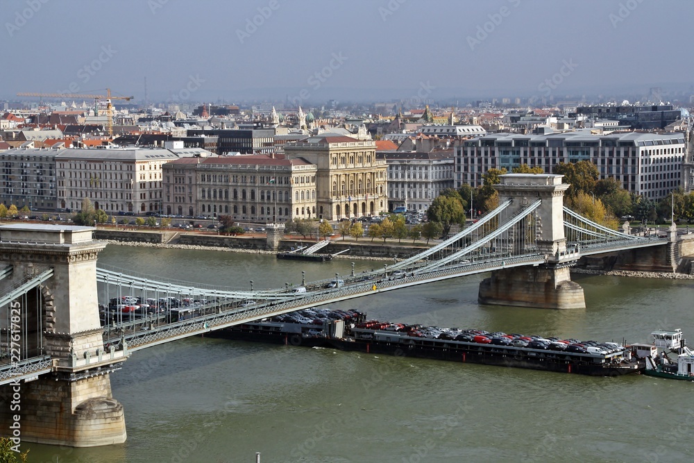 Puente de las cadenas y barco carguero en Budapest.