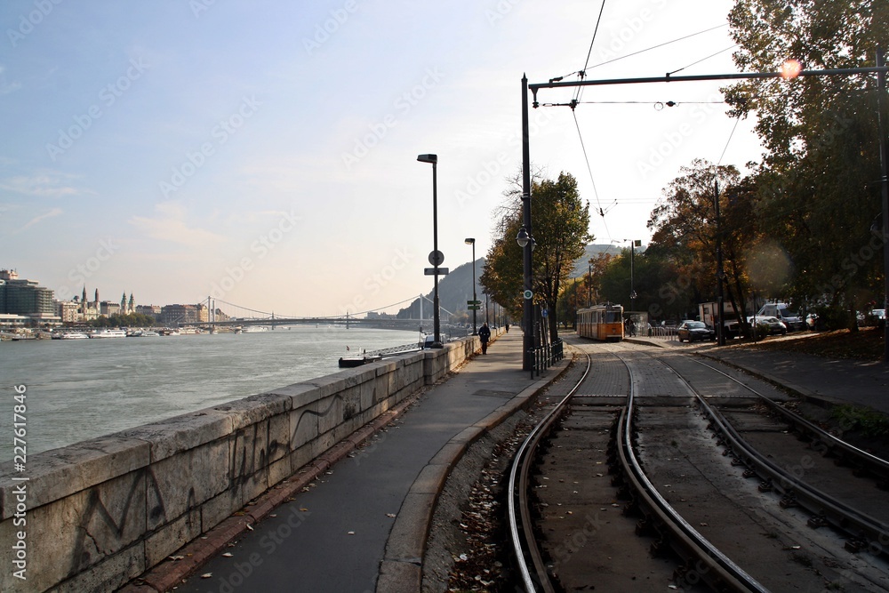 Vías del tranvía y río Danubio en Budapest.