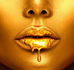 Canvas schilderij Fashion lippen Gouden vloeibare druppels op lippen  © Subbotina Anna