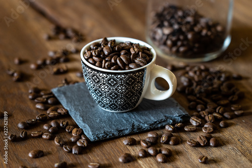 Kaffeebohnen in Espressotasse