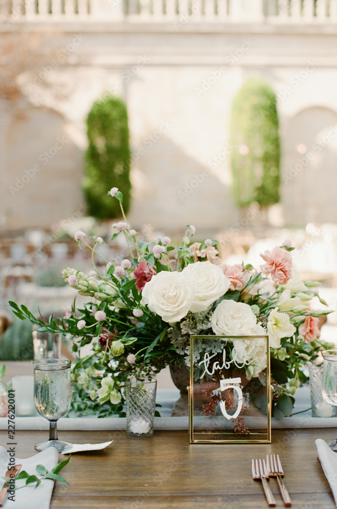 Outdoor Elegant Hollywood style wedding flowers Outdoor Elegant Hollywood style wedding flowers