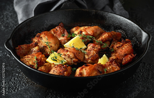 Tableau sur toile Roasted boneless skinless chicken thighs in lemon and thyme dressing served in v