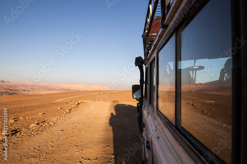 Il deserto del Mahtesh Ramon riflesso sul finestrino al tramonto photo