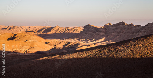 Tramonto nel deserto all'interno del Maktesh Ramon