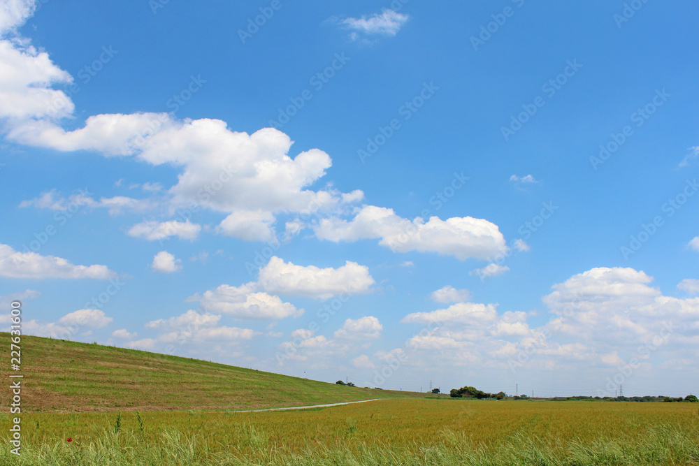 空と雲と丘 空と雲と丘