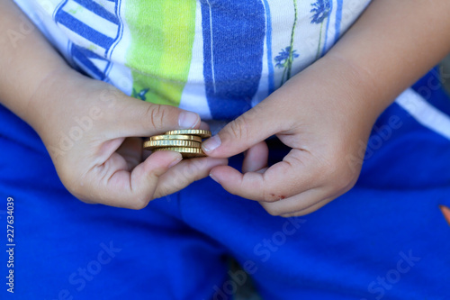 Obraz na plátně A child holds in his hand the money he has been given