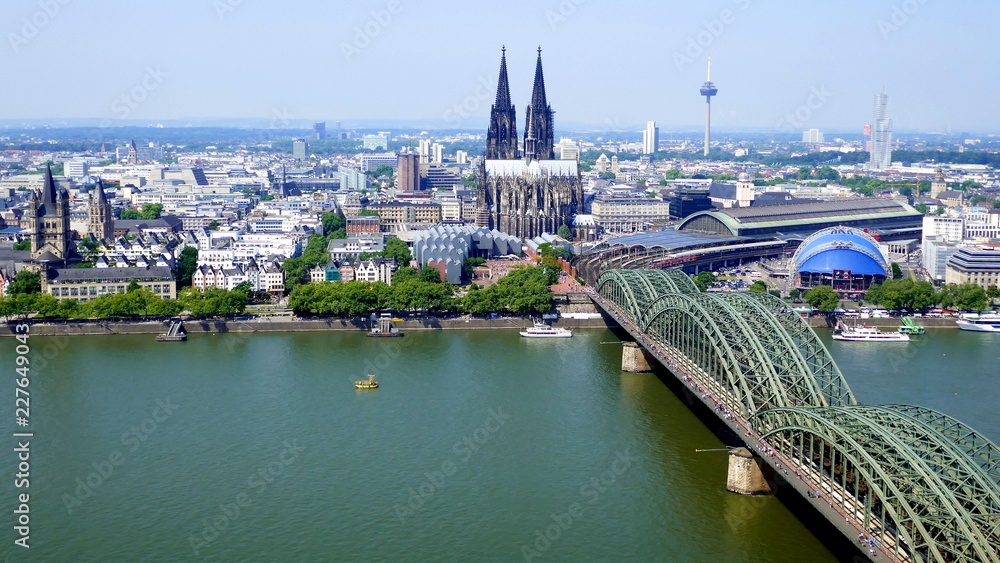 weiter Blick vom Aussichtsturm Triangle in Köln auf Hohenzollernbrücke, Dom und Stadt mit Rhein