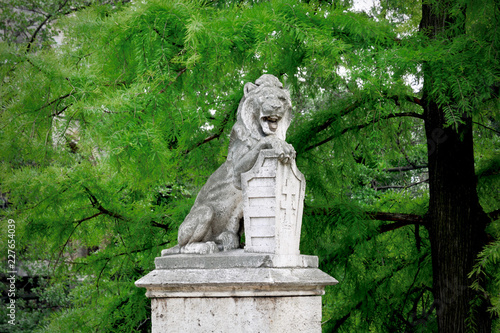 statue of a lion