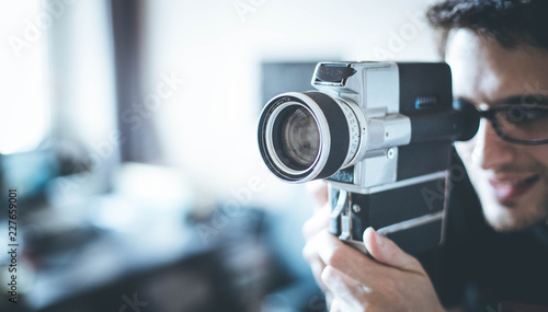 Junger Mann dreht mit Vintage/Retro-Kamera einen Film für ein Filmfestival, Breitbild
