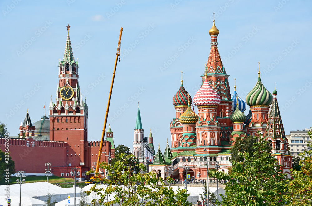 Obraz premium Spasskaya tower and St. Basil's Cathedral in early autumn