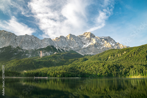 Spiegelung der Zugspitze im Eibsee bei Sonnenaufgang