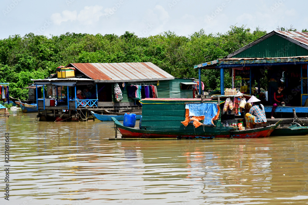 Fototapeta premium Siem Reap; Królestwo Kambodży - 23 sierpnia 2018: widok na rzekę z turystycznej łodzi
