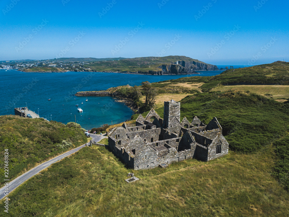 Fototapeta premium Ruins and lighthouse in the bay at Baltimore