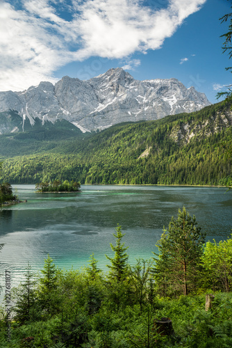 Zugspitze im Hintergrund des Eibsees mit Wald und Inseln im Vordergrund 