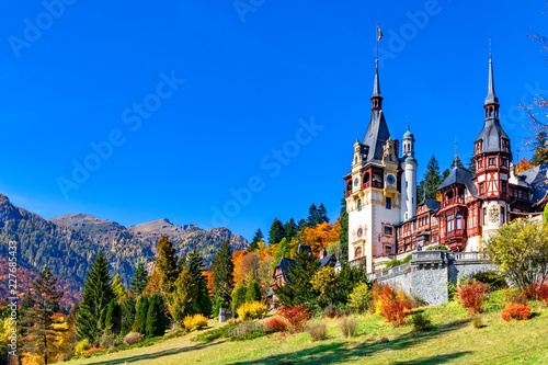 Fototapeta Zamek Peles, Sinaia, Okręg Prahova, Rumunia: słynny neorenesansowy zamek w jesiennych kolorach, u podnóża Karpat, Europa