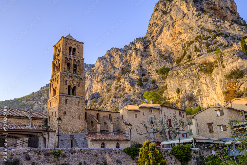 Vue panoramique sur le village de Moustiers-Sainte-Marie. Provence, France. Eglise et rocher.  
