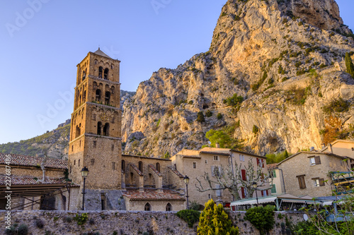 Obraz na płótnie Vue panoramique sur le village de Moustiers-Sainte-Marie. Provence, France. Eglise et rocher. w salonie