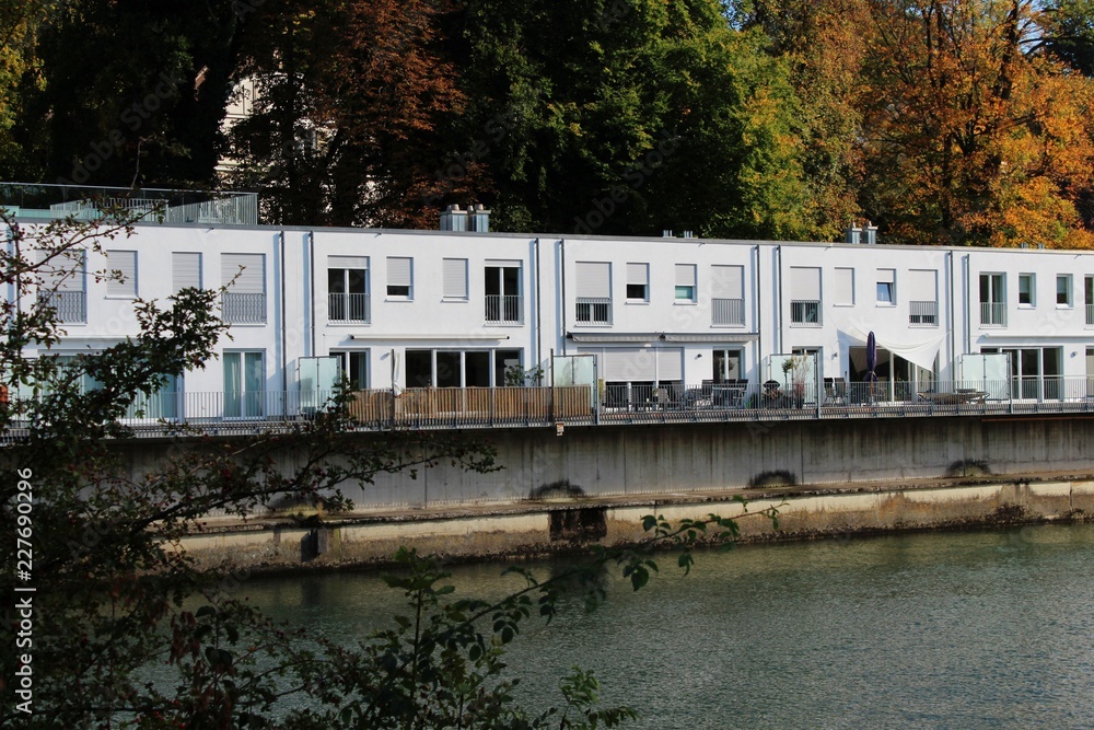Moderne Wohnungen am Fluss