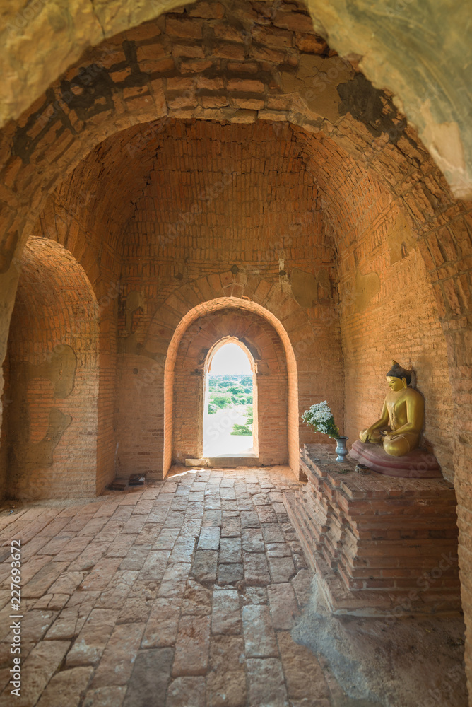 Obraz premium Taung Guni Pagoda, one of the most interesting temple of the Bagan area